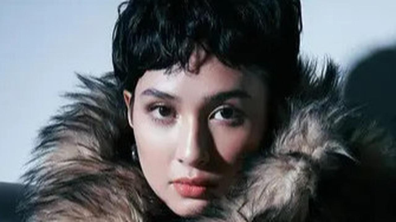 Potret Manglingi Mikha Tambayong dengan Rambut Pixie Cut, Tampil Stunning dengan Coat Berbulu