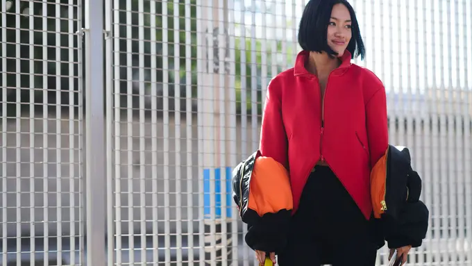 [Bintang] Cerahkan Hari dengan Sentuhan Warna Merah Pada Outfit Monokrom