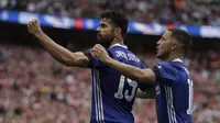 Duo Chelsea, Diego Costa (kiri) dan Eden Hazard, baru mengenakan ban hitam pada babak kedua final Piala FA. (AP Photo/Matt Dunham)