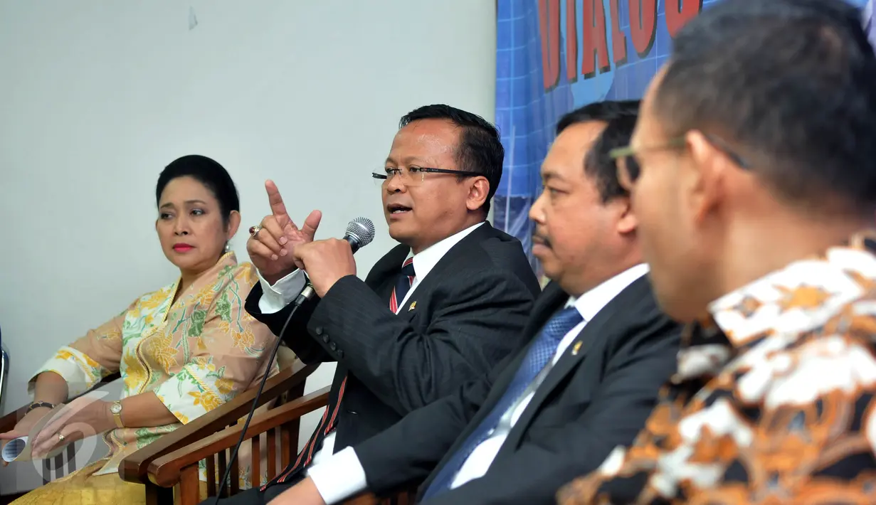 Ketua Komisi IV DPR Edhy Prabowo (kedua kiri) memberikan keterangan pers terkait kebakaran hutan di Kompleks Parlemen, Jakarta, Rabu (7/10/2015). Komisi IV DPR mendesak Presiden untuk segera menuntaskan permasalahan kabut asap. (Liputan6.com/Johan Tallo)