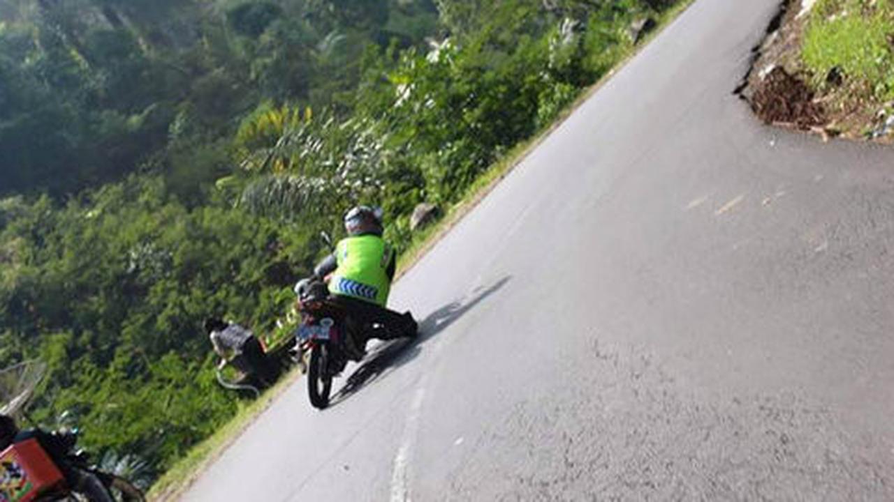 Foto polisi menikung seperti pembalap motor GP bikin geleng-geleng