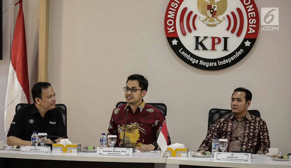 Ketua KPI Pusat Yuliandre Darwis (tengah) memberi sambutan saat audensi peserta Puteri Muslimah Asia 2018 di KPI, Jakarta, Jumat (4/5). Kunjungan agar para peserta mengenal lebih dekat tugas dan tanggung jawab KPI. (Liputan6.com/Faizal Fanani)