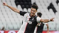 Striker Juventus, Cristiano Ronaldo, melakukan selebrasi usai mencetak gol ke gawang Lazio pada laga Serie A di Stadion Allianz, Turin, Senin (20/7/2020). Juventus menang 2-1 atas Lazio. (Marco Alpozzi/LaPresse via AP)