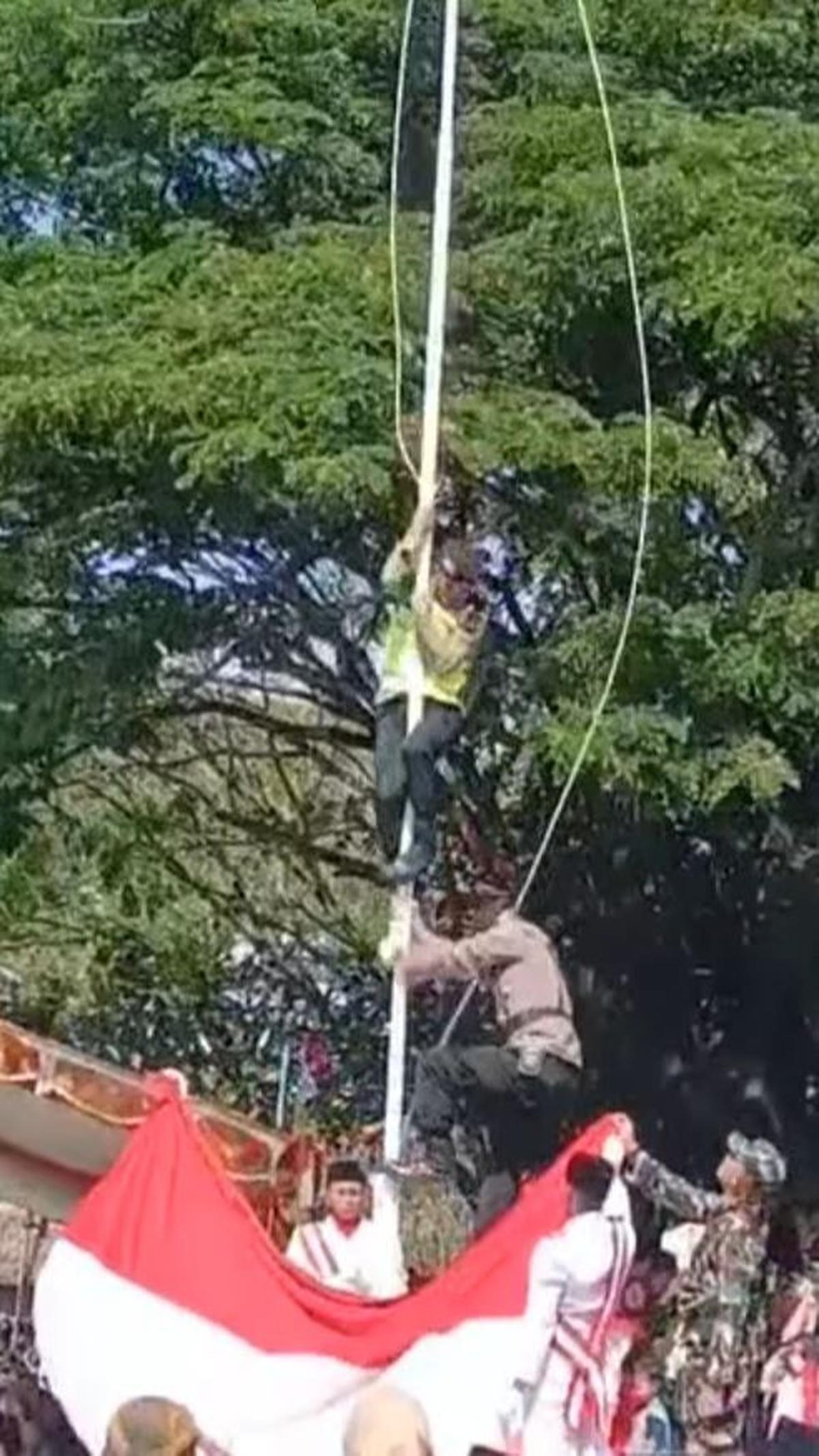 "Kemudian tali diikatkan kembali ke bendera, pengibarannya sampai selesai. Bendera tetap naik sempurna," kata Kapolsek Juwangi.