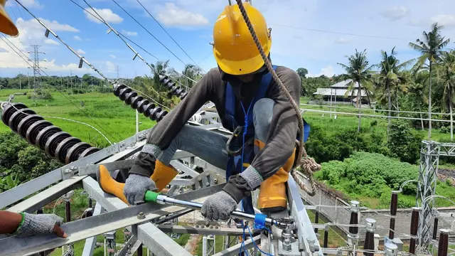 PLN memberi tegangan pertama pada proyek penggantian material transmisi utama yang berkapasitas lebih besar di jalur jaringan Sanur #2 Gardu Induk (GI) 150 kV Gianyar dan Jalur Jaringan Gianyar #2 Gardu Induk 150 kV Sanur. (Dok PLN)