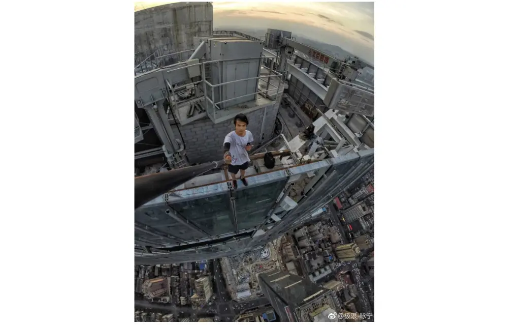 	Wu Yongning si penantang maut semasa hidupnya gemar berfoto di ujung gedung tinggi (Foto: Weibo Wu Yongning)