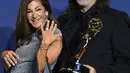 Sutradara Glenn Weiss dan kekasihnya, Jan Svendsen berpose di ruang pers perhelatan Emmy Awards 2018, Los Angeles, Selasa (18/9). Glenn Weiss memanfaatkan podium Emmy Awards untuk melamar kekasihnya. (Jordan Strauss/Invision/AP)