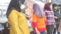 Kepolisian Resort (Polres) Tasikmalaya, Jawa Barat akhirnya meringkus W, mamah muda (Mahmud), pelaku investasi bodong yang sempat menggerkan warga Karangnunggal, Tasikmalaya. (Liputan6.com/Jayadi Supriadin)