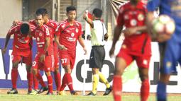 Para pemain Semen Padang merayakan Gol yang dicetak oleh Vendry Mofu ke gawang Persib pada laga Liga 1 Indonesia di Stadion Si Jalak Harupat, Bandung, Sabtu, (9/9/2017). Persib ditahan imbang 2-2 oleh Semen Padang. (Bola.com/M Iqbal Ichsan)