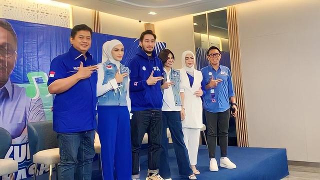 Jeje Govinda dan Nisya Ahmad resmi bergabung dengan Partai Amanat Nasional (PAN), hari ini, Senin, (7/8/2023).