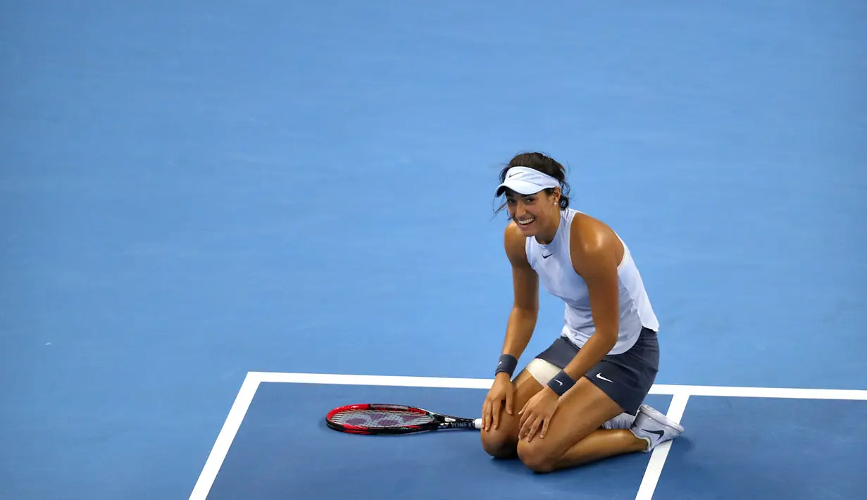 Petenis Prancis, Caroline Garcia duduk di lapangan usai mengalahkan petenis nomor satu dunia Simona Halep pada final China Terbuka di Beijing, Minggu (8/10). Garcia, menjadi juara dengan mengalahkan Simona Halep 6-4, 7-6. (AP/Ng Han Guan)