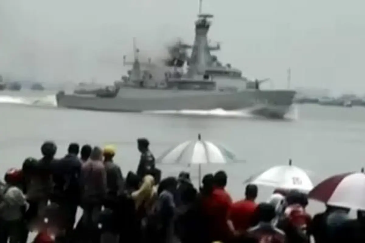 (Lip6 Malam) HUT TNI Diselimuti Kabut Asap