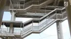 Suasana jembatan Halte CSW di Kebayoran Baru, Jakarta, Selasa (10/4). Tingginya jembatan menuju halte CSW di koridor 13 menuai kritikan karena dianggap kurang ramah bagi lansia, ibu hamil, anak-anak dan disabilitas. (Liputan6.com/Immanuel Antonius)