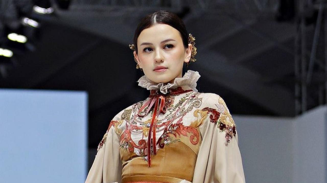 Karier Semakin Bersinar, Potret Kimberly Ryder Tampil Stunning Bak Bangswan di Catwalk JFW 2025