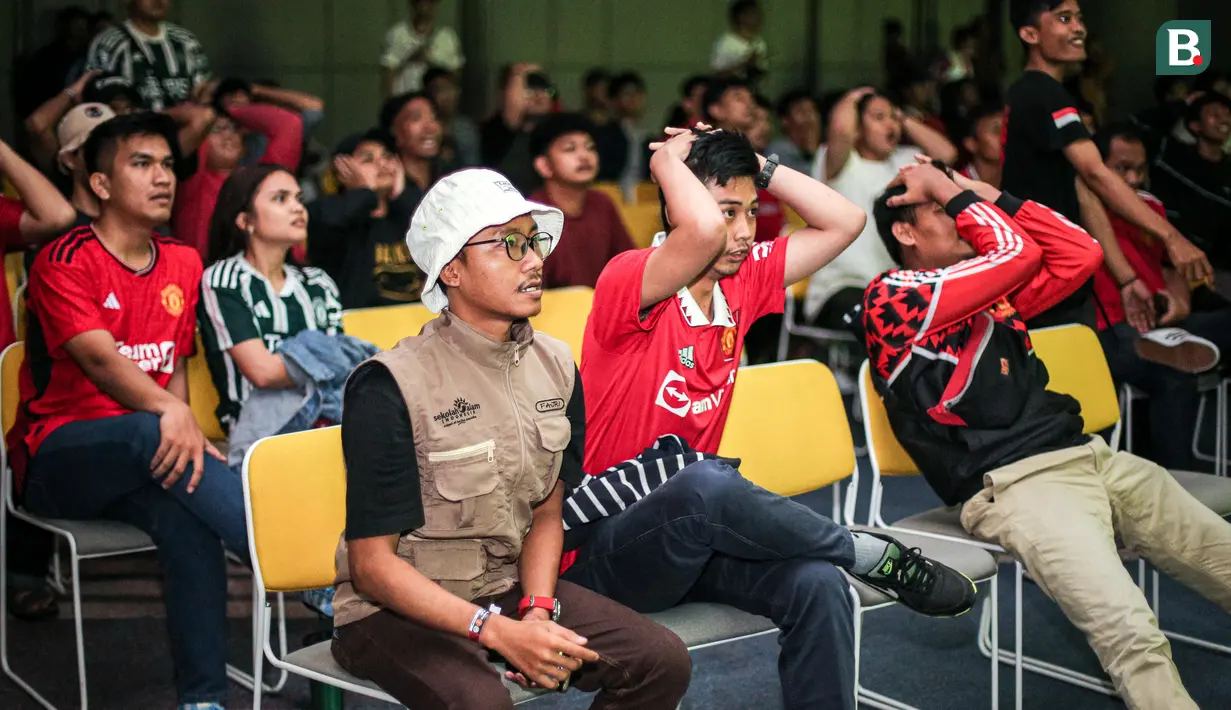 <p>Ekspresi kecewa sejumlah fans Manchester United saat Roaring Night Liga Inggris melawan Manchester City yang berlangsung di Hotel IBIS Style, Tanah Abang, Jakarta, Minggu (03/03/2024). (Bola.com/Bagaskara Lazuardi)</p>