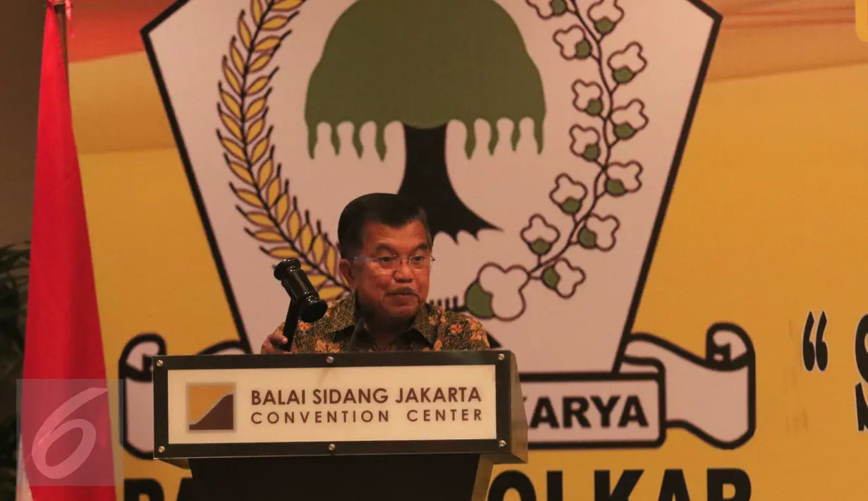 Wapres Jusuf Kalla saat menutup Rapimnas Partai Golkar 2016, Jakarta, Senin (25/1/2016). Salah satu hasil Rapimnas adalah akan diselenggarakannya Munaslub Golkar 2016 (Liputan6.com/Angga Yuniar)