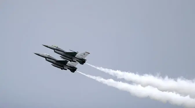 (Ilustrasi) Jet tempur F-16 produksi Amerika Serikat menjadi salah satu produk alutsista yang laris dibeli oleh negara di Timur Tengah. (AP Photo / Wong Maye-E)