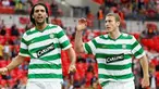 Striker Celtic, Georgios Samaras dan Chris Killen merayakan gol timnya ke gawang Tottenham Hotspur di ajang Wembley Cup yang digelar di Wembley Stadium, London Barat, 26 Juli 2009. AFP PHOTO/Ian Kington 