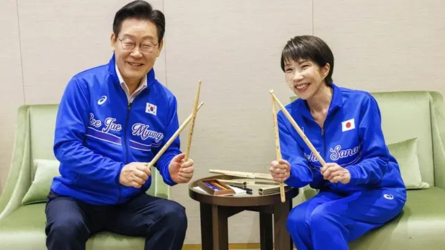 Foto yang dirilis melalui situs resmi Kantor Perdana Menteri Jepang memperlihatkan PM Sanae Takaichi dan Presiden Korea Selatan Lee Jae Myung berpose dengan stik drum dalam pertemuan di Nara, Jepang bagian barat, Selasa (13/1/2026).