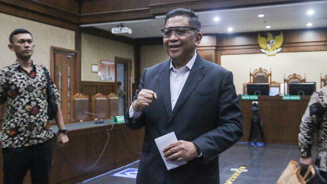 VIDEO: Awali Sidang, Hasto Kepalkan Tangan Tinggi Jelang Putusan Vonis