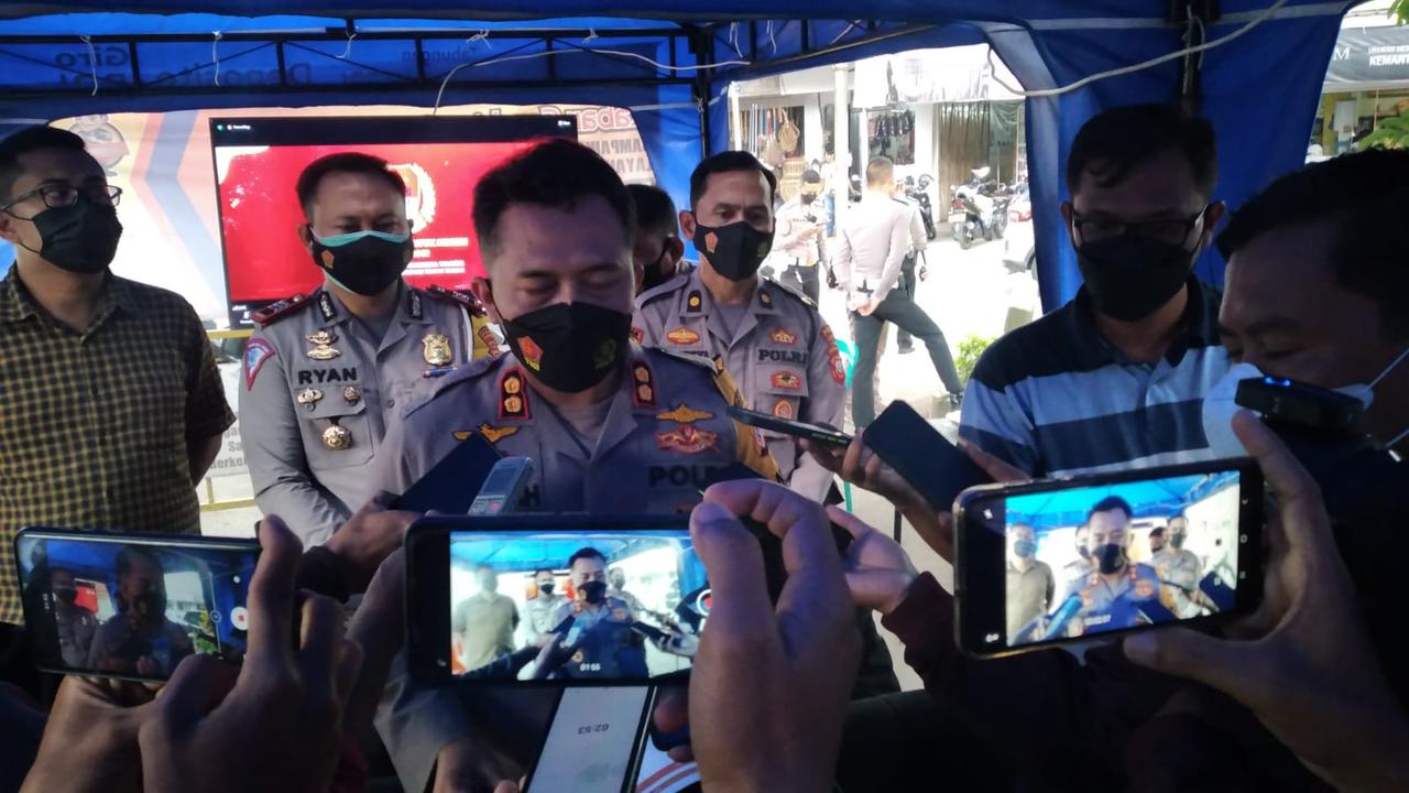 Kapolres Tasikmalaya AKBP Rimsyahtono tengah memberikan penjelangan mengenai capaian kinerja polres Tasikmalaya sepanjang 2021.