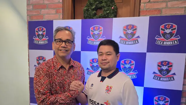 Pemilik FCV Dender Sihar Sitorus bersama petinggi Mills Ahau