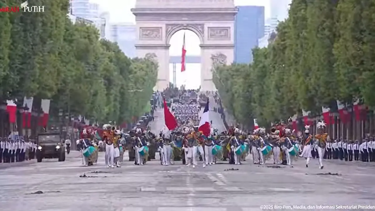 Kontingen RI yang terdiri dari prajurit TNI dan anggota Polri mengikuti peringatan Bastille Day, Senin (14/7/2025)