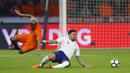 Aksi pemain Inggris, Kyle Walker (kanan) menghalau bola dari pemain Belanda, Patrick van Aanholt pada laga uji coba di Amsterdam Arena, Amsterdam, (23/3/2017). Inggris menang 1-0. (AP/Peter Dejong)