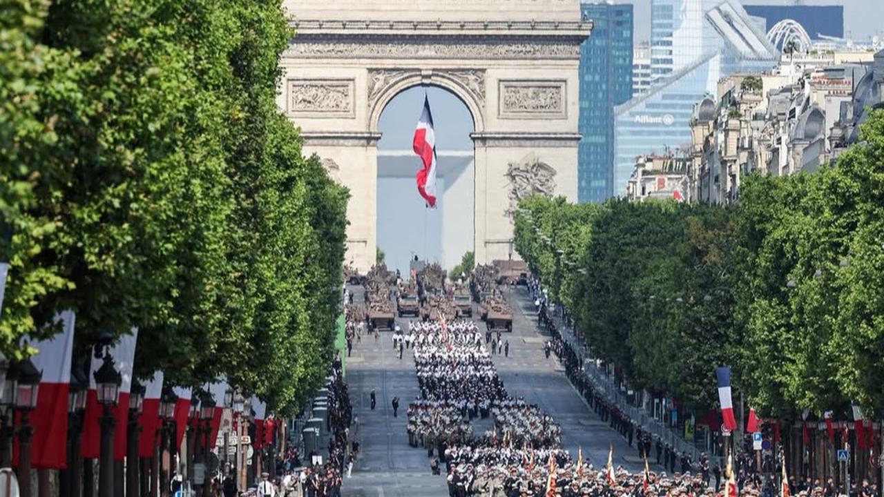 VIDEO: Momen Presiden Prabowo Sampai Langsung Nengok Lihat Aksi Sangar Tank Prancis Saat Bastille Day