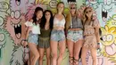 Sejumlah wanita foto bersama saat menghadiri hari pertama Coachella Valley Music and Arts Festival 2016 di Empire Polo Club, California (15/4). Festival ini selalu ditunggu pecinta musik dunia dan juga selebriti Hollywood. (AFP/Matt Cowan)
