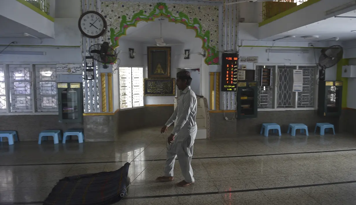 Seorang anak laki-laki membersihkan masjid menjelang Ramadan di Karachi, Pakistan pada Sabtu (10/4/2021). Kegiatan membersihkan masjid tersebut  untuk menyambut datangnya bulan suci Ramadan 1442 H. (Rizwan TABASSUM / AFP)