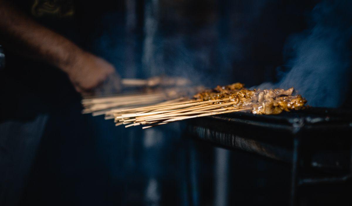 3. Tusuk menggunakan tusuk sate.

4. Setelah itu, bakar sate dan sesekali olesi dengan kecap manis. Bakar sampai matang.