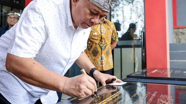Wakil Menteri Usaha Mikro, Kecil, dan Menengah (Wamen UMKM) Helvi Y Moraza dalam rangkaian kunjungan Safari Wisata UMKM Kota Batu, Jatim, Jumat (13/12/2014). (Dok Kementerian UMKM)
