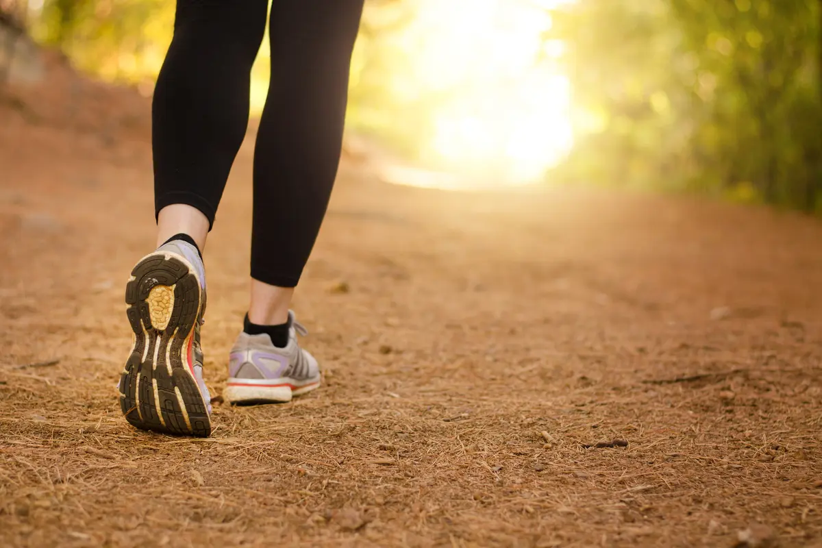 Ilustrasi jalan kaki olahraga untuk orang dengan nyeri lutut (iStock)