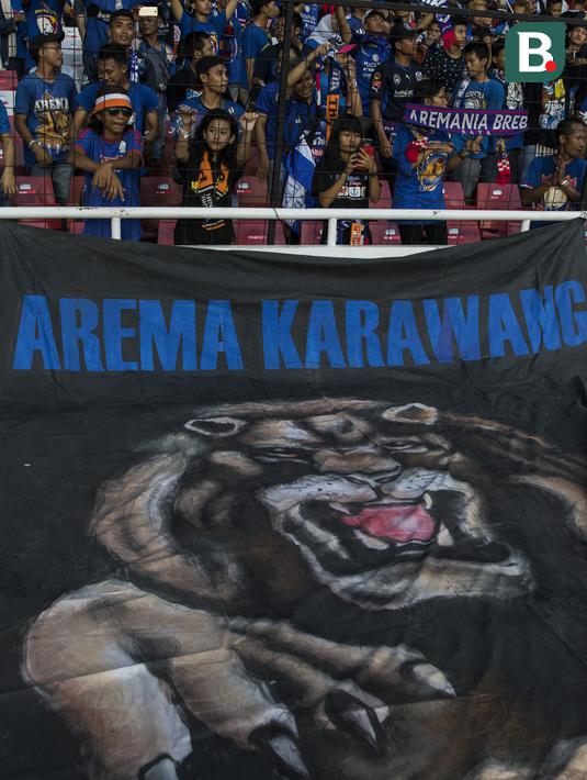 Suporter Arema FC, Aremania, memberikan dukungan saat menonton laga Liga 1 melawan Persija Jakarta di SUGBK, Jakarta, Sabtu (31/3/2018). Persija menangn 3-1 atas Arema FC. (Bola.com/Vitalis Yogi Trisna)