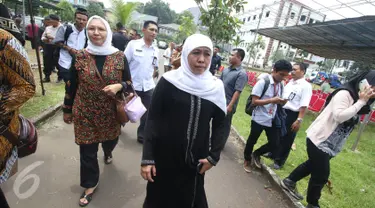 Menteri Sosial (Mensos) Khofifah Indar Parawangsa tiba di rumah duka di Pondok Pesantren (Ponpes) Al Hikam Depok, Kamis (16/3). Kedatangan Mensos Khofifah untuk menyampaikan duka kepada keluarga tokoh PBNU KH Hasyim Muzadi (Liputan6.com/Immanuel Antonius)