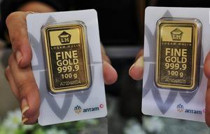 Pramuniaga memperlihatkan emas batangan yang dijual di Galeri 24 Pegadaian, Jakarta, Rabu (27/7/2022). Dalam sepekan, harga emas masih menguat 1,5 persen secara point to point. Dalam sebulan, harga emas sudah amblas 5,5 persen sementara dalam setahun merosot 4,3 persen. (Liputan6.com/Angga Yuniar)