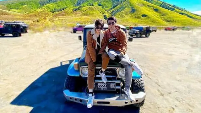 Mulai Go Public, Ini 6 Potret Liburan Via Vallen dan Chevra Yolandi di Bromo