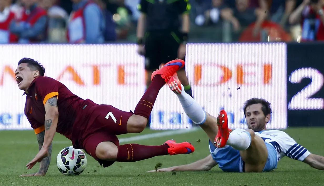 Penyerang AS Roma, Juan Iturbe (kiri) saat dilanggar gelandang Lazio Senad Lulic pada laga Serie A Italia di Stadion Olimpico, Italia, Selasa dini hari (26/5/2015). Lazio menyerah 0-1 dari AS Roma. (Reuters/Tony Gentile)