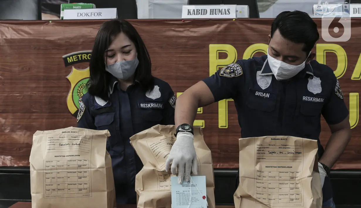 Penyidik menata barang bukti kasus meninggalnya editor Metro TV Yodi Prabowo saat diperlihatkan di Polda Metro Jaya, Sabtu (25/7/2020). Dari sejumlah fakta yang ditemukan, polisi menyimpulkan editor Metro TV Yodi Prabowo meninggal karena bunuh diri (Liputan6.com/Johan Tallo)