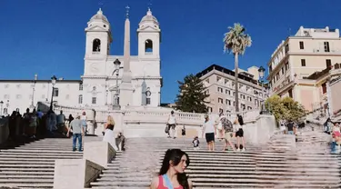 Jalan-jalan keliling Roma, Beby Tsabina aktris yang populer berkat sinetron Anak Jalanan ini tak lupa foto di Spanish Steps. Ia membagikan foto-foto dirinya di akun Instagramnya. (Instagram/bebytsabin)