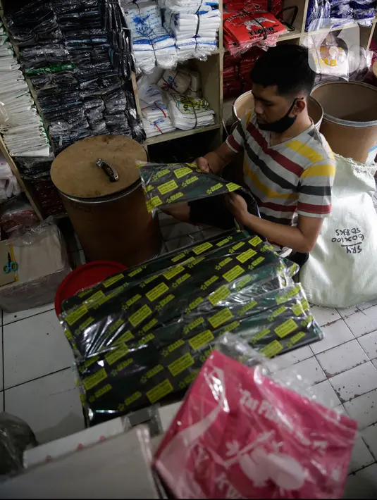 Aktivitas pedagang wadah dan kemasan plastik di Cipadu, Kota Tangerang, Jumat (17/9/2021). Cukai kemasan dan wadah plastik akan diterapkan pada 2022 karena sampah berkontribusi 15 persen terhadap total sampah secara nasional. (Liputan6.com/Angga Yuniar)