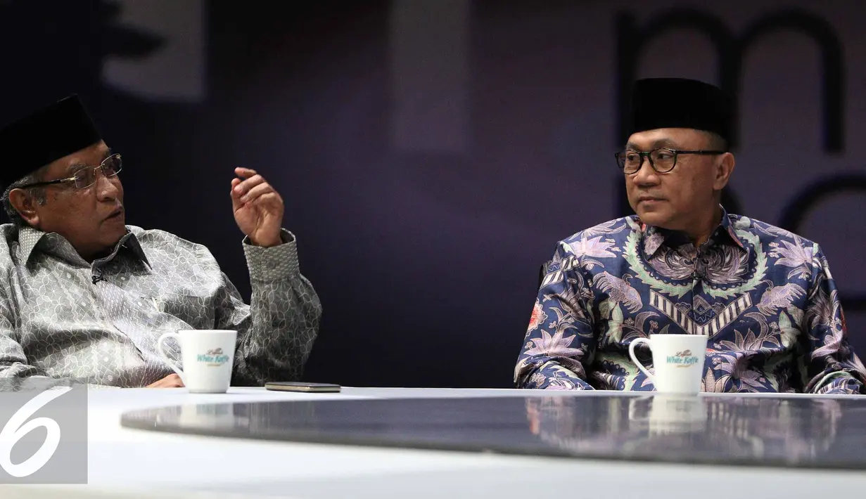 Ketua PBNU Said Aqil Siradj (kiri) saat menghadiri acara yang dipandu Najwa Shihab di Jakarta, Rabu (2/11). Said Aqil mengapresiasi personel polisi bersorban putih yang diturunkan untuk mengamankan aksi damai bela Alquran. (Liputan6.com/Faizal Fanani)