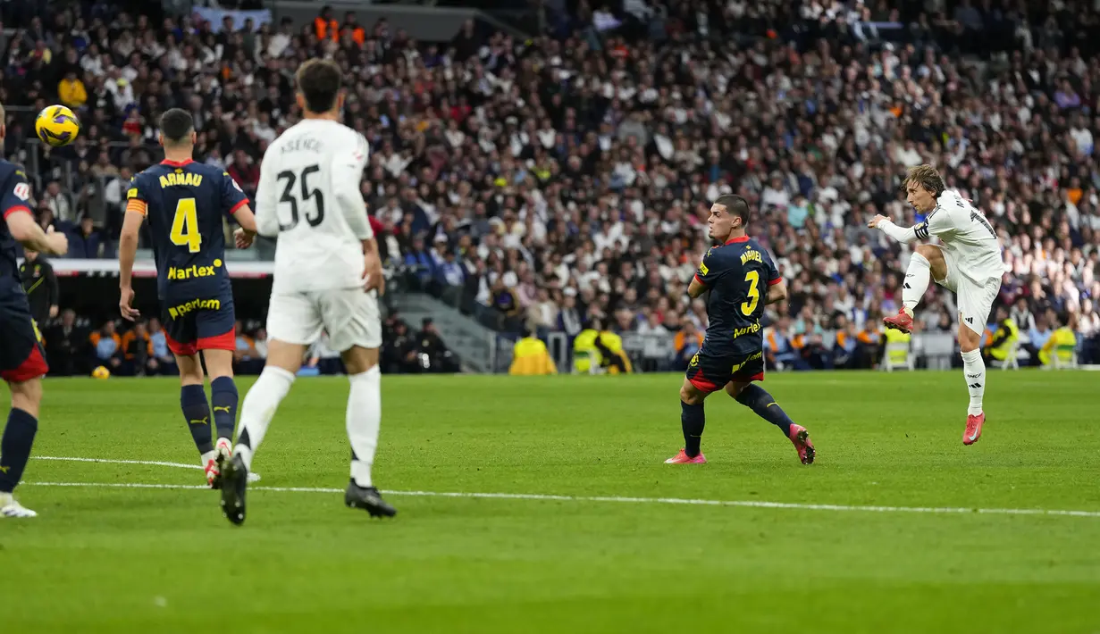 Pemain Real Madrid, Luka Modric mencetak gol dari luar kotak penalti ke gawang Girona dalam laga lanjutan Liga Spanyol 2024/2025 di Stadion Santiago Bernabeu, Madrid, Minggu (24/02/2025) waktu setempat. (AP Photo/Manu Fernandez)
