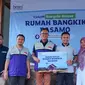 Direktur Operasi Bank Muamalat Awaldi (tengah) dan Direktur Eksekutif BMM Novi Wardi (kedua dari kiri) berfoto bersama warga penerima manfaat pembangunan rumah daur ulang di Pasaman, Sumatera Barat.