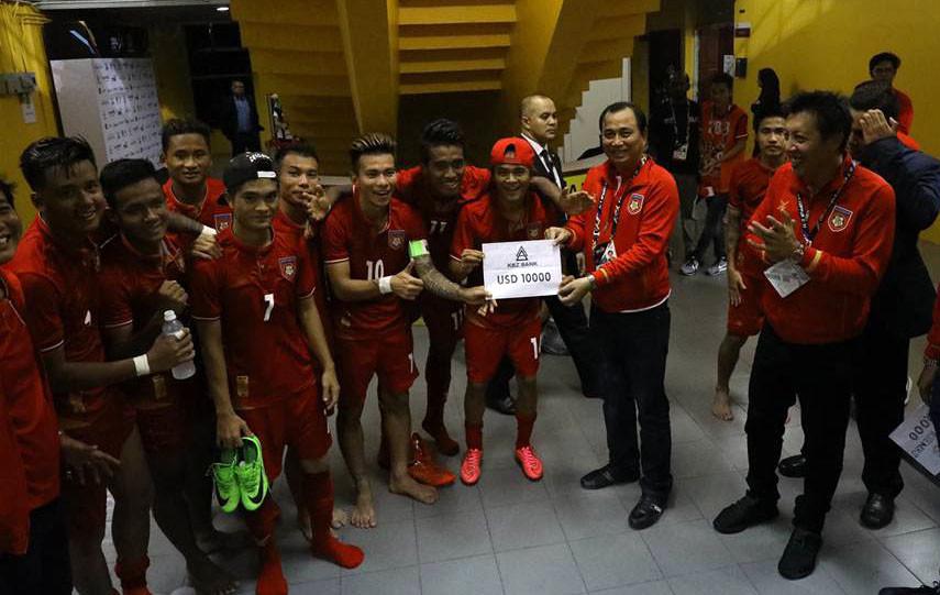 Skuat Myanmar U-22 gembira mendapatkan bonus total 30 ribu dolar amerika setiap memenangi pertandingan di SEA Games 2017. (Bola.com/Dok. MFF)