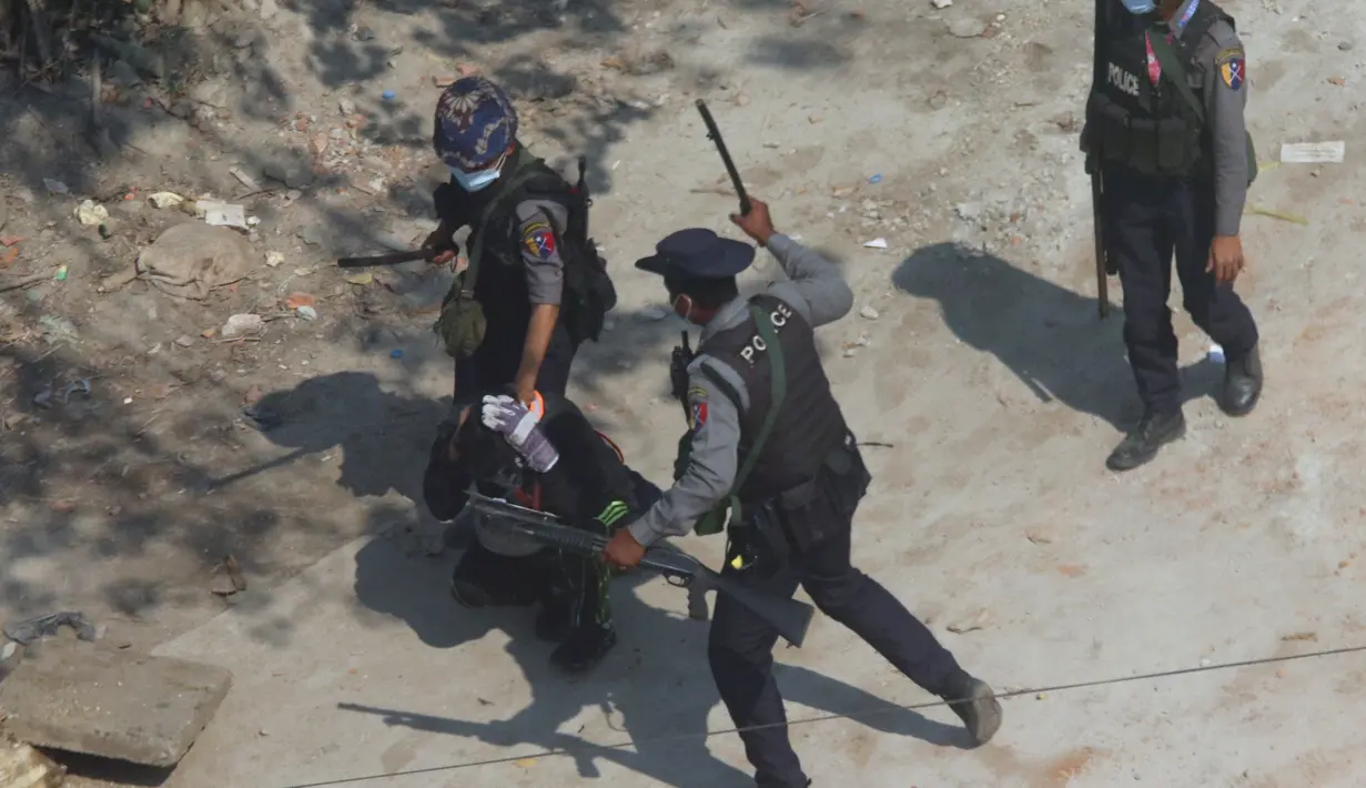 Petugas polisi anti huru hara menahan seorang pengunjuk rasa ketika mereka membubarkan demonstrasi di Kotapraja Tharkata di pinggiran Yangon, Myanmar, Sabtu (6/3/2021). PBB Myanmar mengecam tindakan kekerasan aparat terhadap pendemo dalam aksi damai menolak kudeta  militer. (AP Photo)