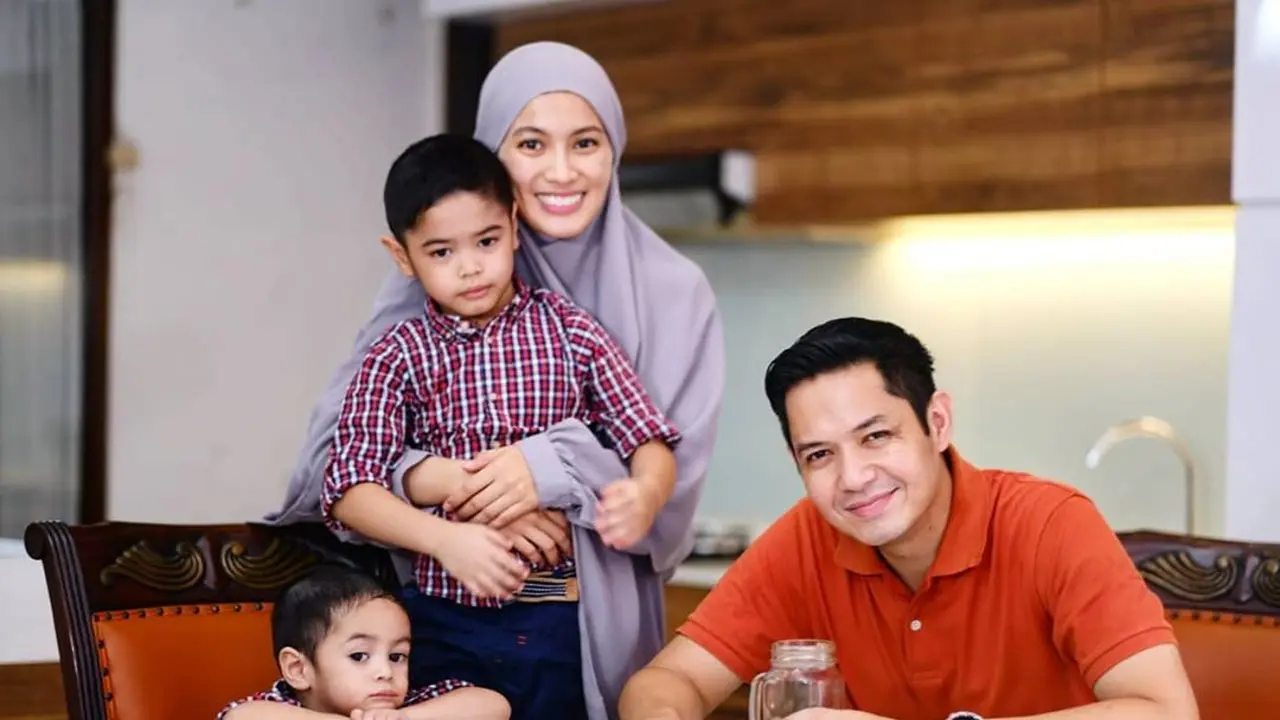7 Momen Kebersamaan Keluarga Dude Harlino dan Alyssa Saat Masak 'Di Rumah Aja'