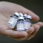 Seorang petugas kesehatan menunjukkan botol vaksin COVID-19 Pfizer-BioNTech di pusat vaksinasi di Santiago, Chile, Senin (10/1/2022). Chile mulai memberikan dosis keempat vaksin COVID-19 kepada warga berusia di atas 12 tahun yang mengalami gangguan kekebalan. (Javier TORRES / AFP)