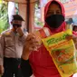 Warga menunjukkan minyak goreng dan daging kerbau seusai mengikuti vaksinasi covid-19 di kawasan Tanah Tinggi, Kota Tangerang, Jumat (4/3/2022). Pemkot Tangerang mengadakan operasi pasar minyak dan daging murah bagi warga yang melaksanakan vaksin covid-19 di lokasi. (Liputan6.com/Angga Yuniar)